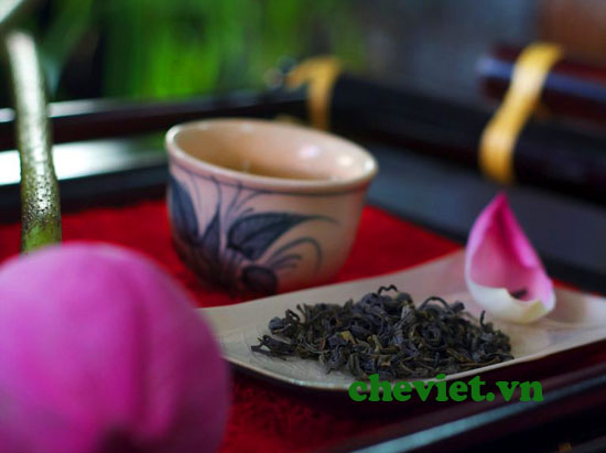 Thưởng thức trà sen Hồ Tây Hà Nội