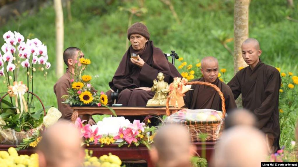 Thiền sư Thích Nhất Hạnh thưởng trà trong một buổi lễ.